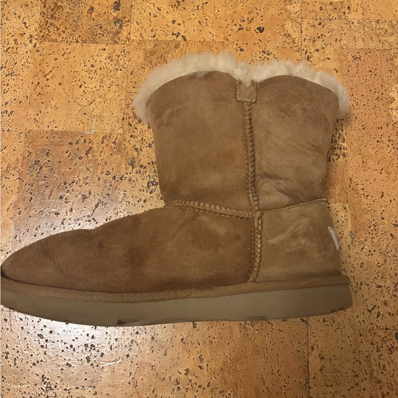 Women’s classic bailey button uggs Size: 5 - Picture 10 of 13